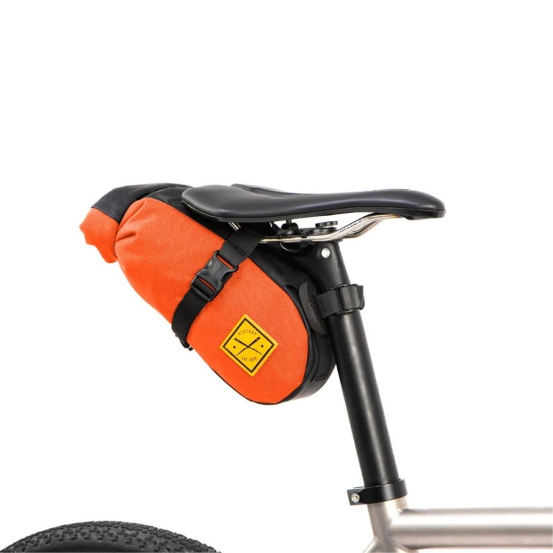 torba-podsiodlowa-restrap-saddle-pack-2.5l-pomaranczowa-2.jpg