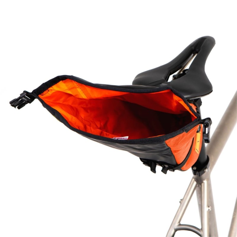 torba-podsiodlowa-restrap-saddle-pack-2.5l-pomaranczowa-6.jpg