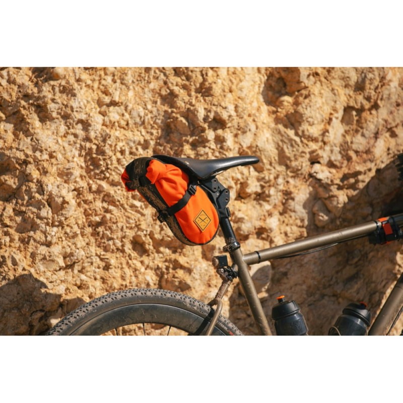 torba-podsiodlowa-restrap-saddle-pack-2.5l-pomaranczowa-7.jpg