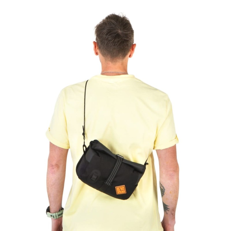 torba-na-kierownice-restrap-rolltop-canister-4l-8.jpg