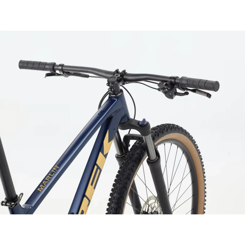 Rower MTB Trek Marlin 5 Gen 3 Granatowy - widok na kierownicę