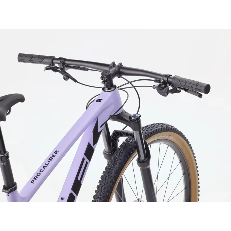 Rower MTB Trek Procaliber 6 2026 Fioletowy - widok na kierownicę