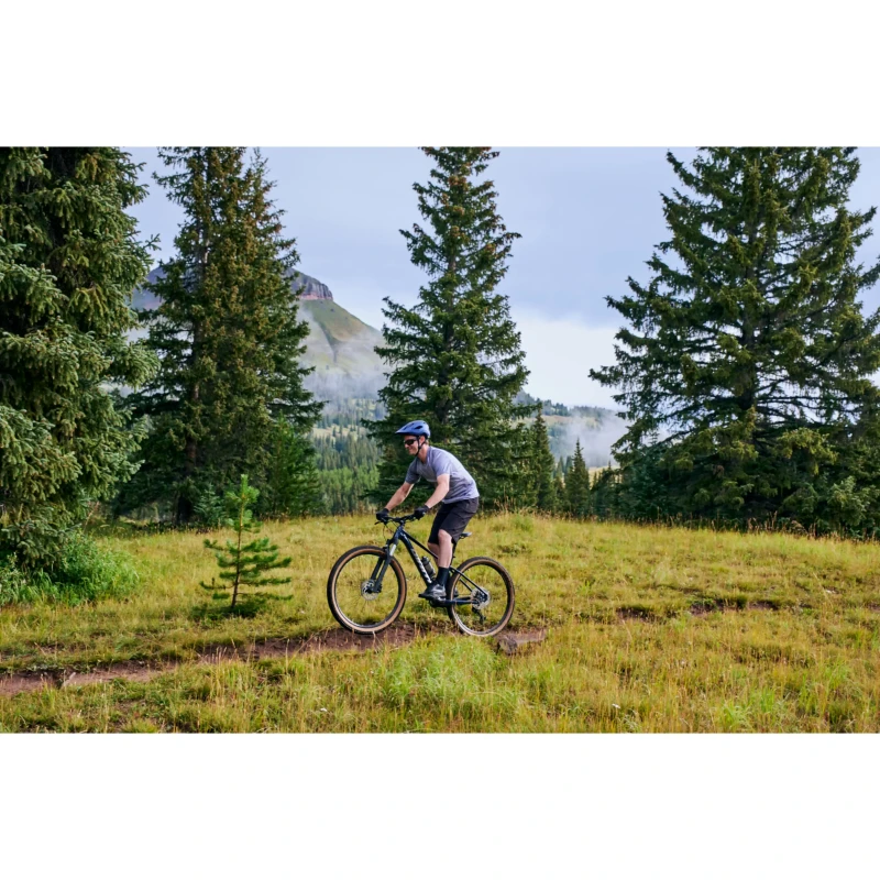Rower MTB Giant Talon 0 Ultra Navy - widok roweru w trakcie jazdy