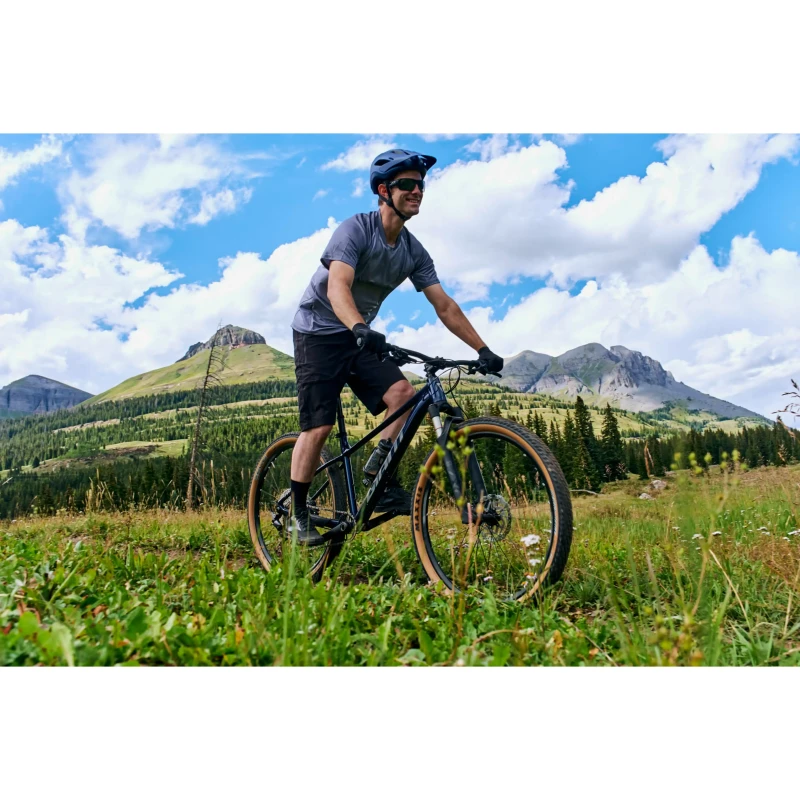 Rower MTB Giant Talon 0 Ultra Navy - widok w trakcie użytkowania