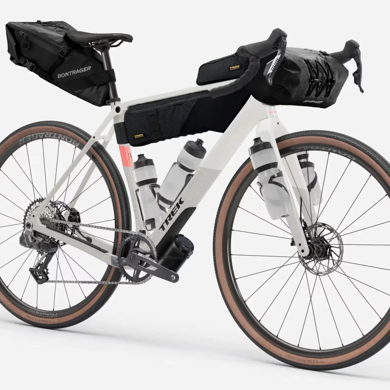 Rower gravel Trek Checkpoint SL 6 AXS Gen 3 Biały - widok z akcesoriami