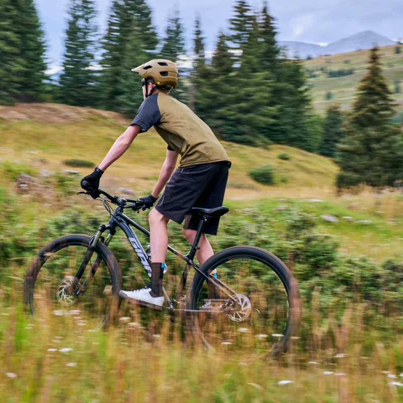 Rower MTB Giant Talon 3 Srebrny - widok z trakcie użytkowania
