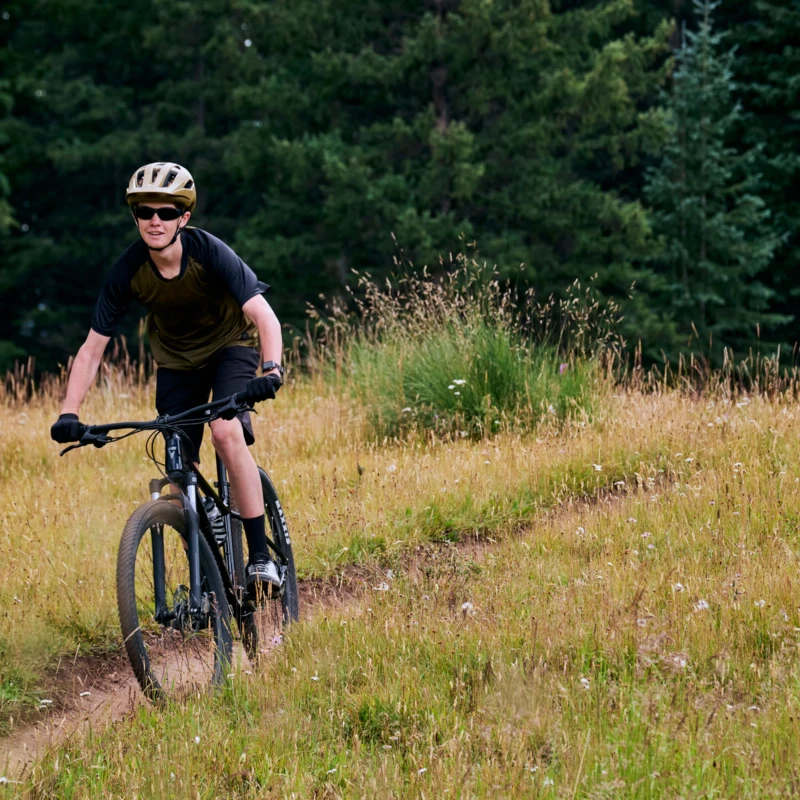 Rower MTB Giant Talon 3 Srebrny - widok z trakcie użytkowania