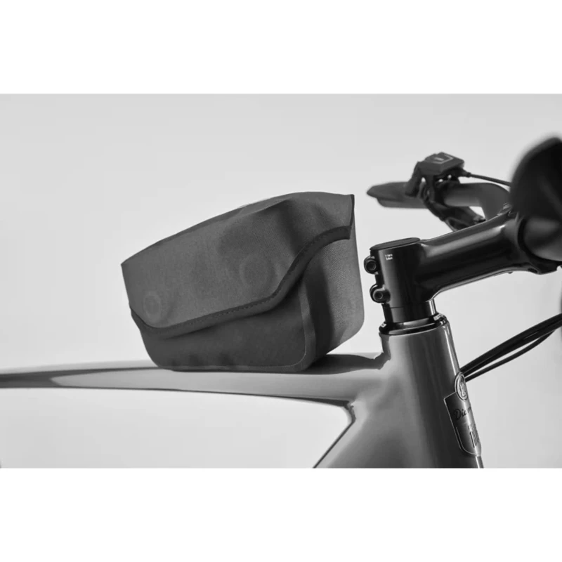 Rower elektryczny Diamant Zing Trip Plus z wysoką ramą 800Wh Niebieski - widok kierownicy z akcesoriami