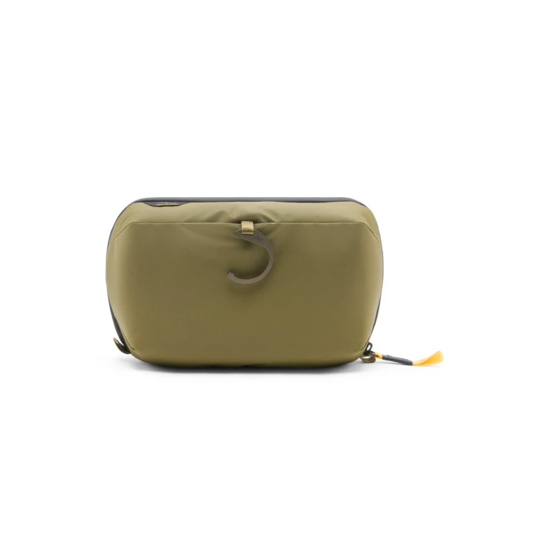 kosmetyczka-travel-line-peak-design-wash-pouch-oliwkowa-1.webp