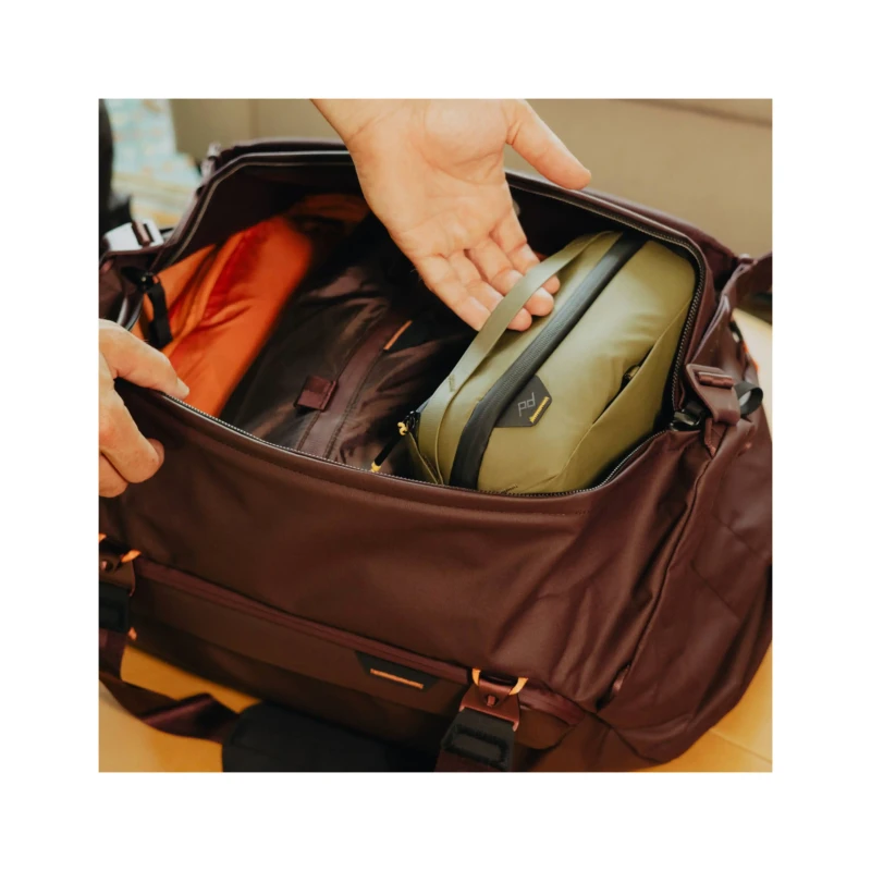 kosmetyczka-travel-line-peak-design-wash-pouch-oliwkowa-7.webp