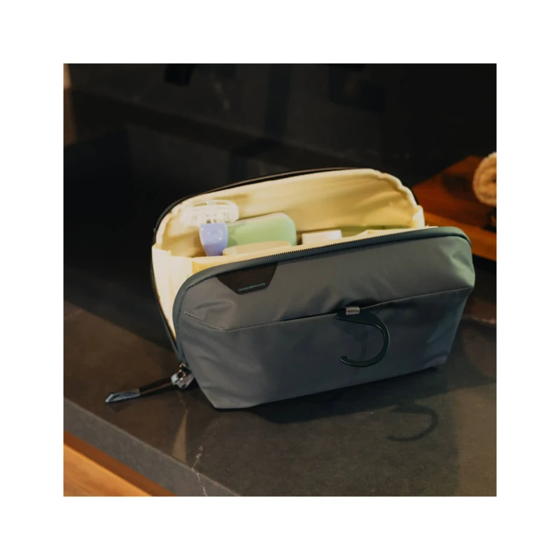 kosmetyczka-travel-line-peak-design-wash-pouch-niebieska-7.webp