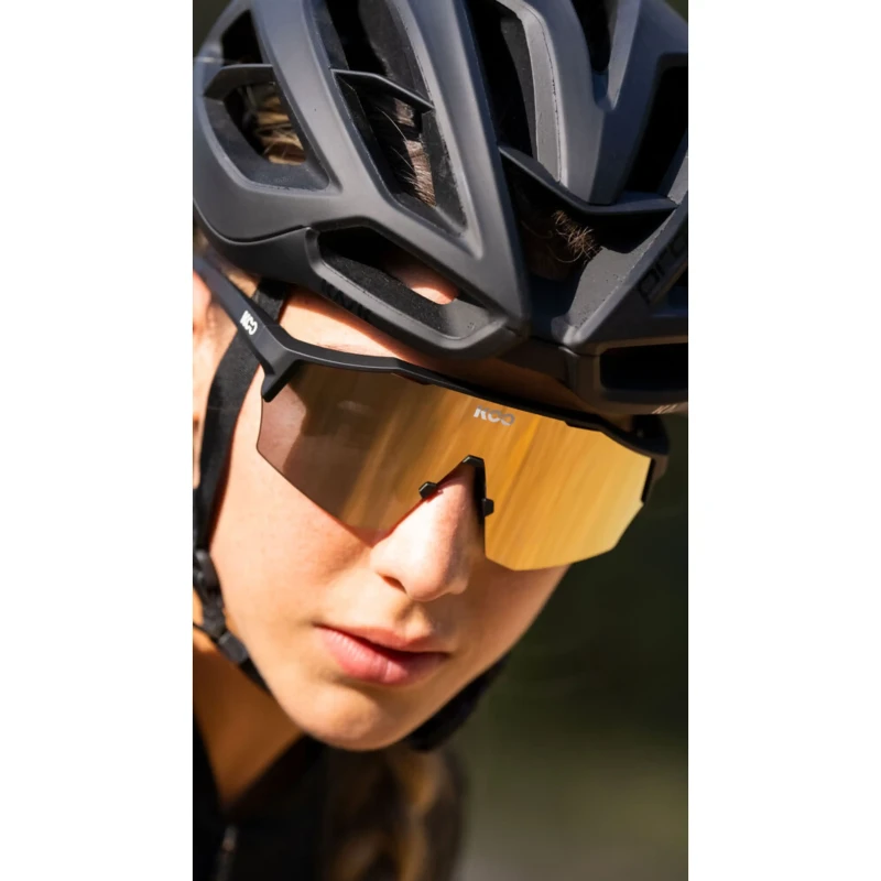 okulary-rowerowe-koo-alibi-black-matt-gold-mirror-regular-4.webp
