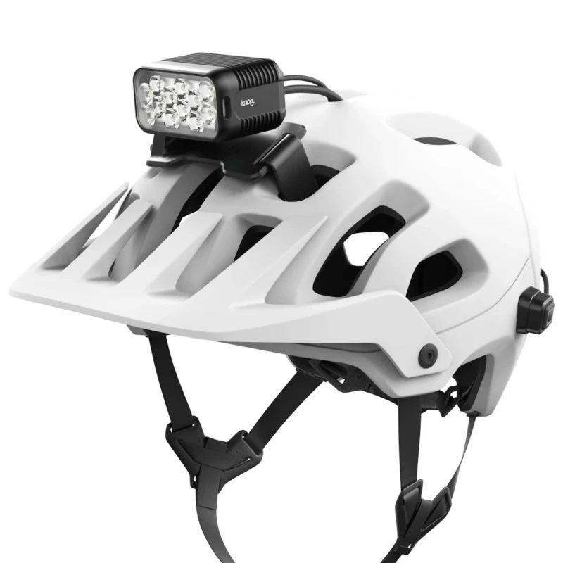 lampka-na-kask-knog-blinder-x-2300-helmet-kit-bateria-10000-mah-1.webp