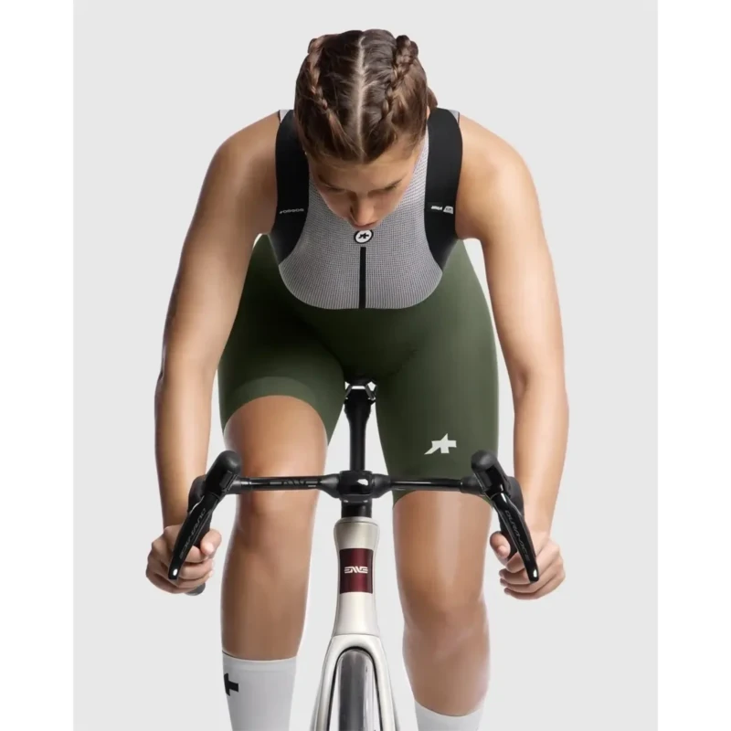 spodenki-rowerowe-assos-uma-gt-s11-zielone-5.webp