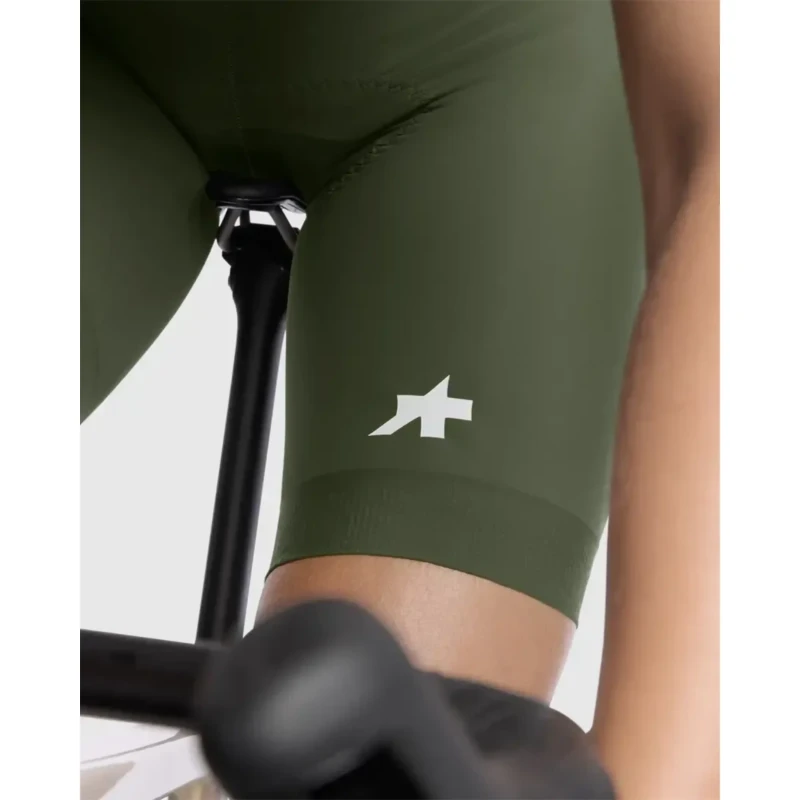 spodenki-rowerowe-assos-uma-gt-s11-zielone-7.webp