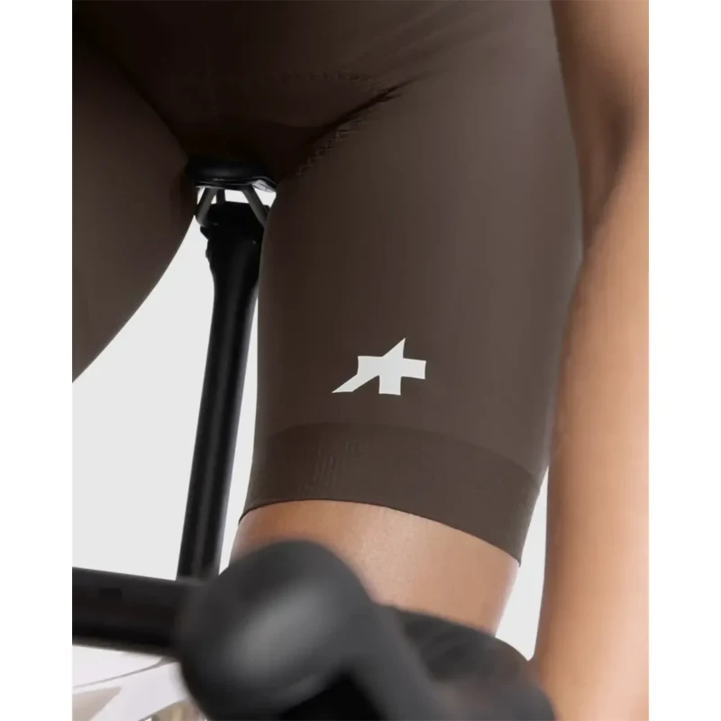 spodenki-rowerowe-assos-uma-gt-s11-brazowe-7.webp