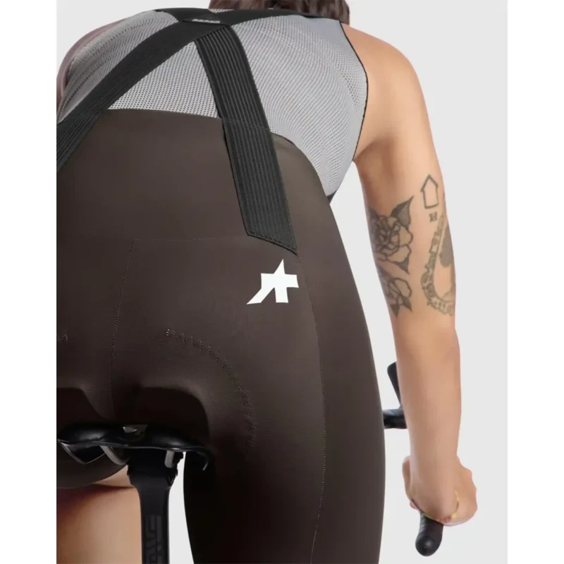 spodenki-rowerowe-assos-uma-gt-s11-brazowe-8.webp