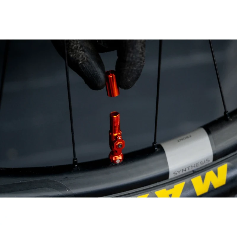 wentyle-muc-off-big-bore-lite-tubeless-30mm-czerwone-3.webp