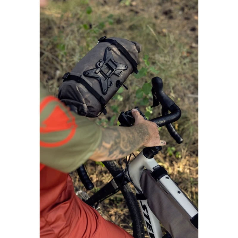 torba-na-kierownice-ortlieb-handlebar-pack-flex-9l-brazowa-12.webp