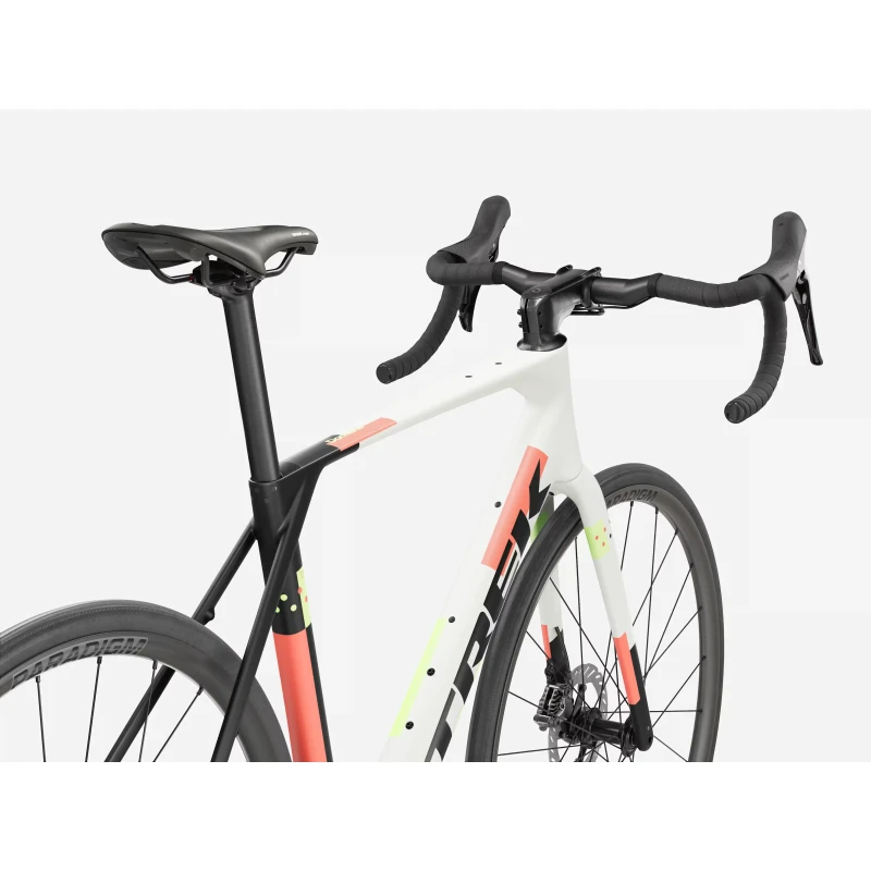 rower-szosowy-trek-domane-sl-5-gen-5-bialo-czarny-4.webp