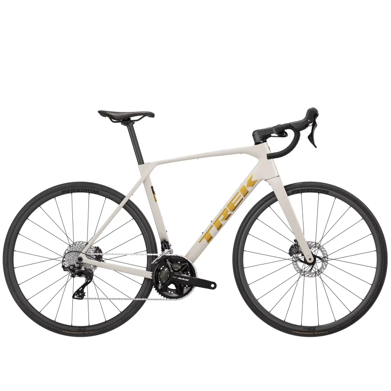 rower-szosowy-trek-domane-sl-5-gen-5-bialo-zloty-1.webp
