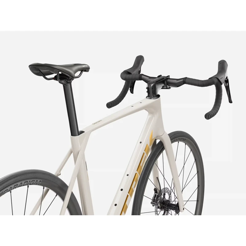 rower-szosowy-trek-domane-sl-5-gen-5-bialo-zloty-4.webp