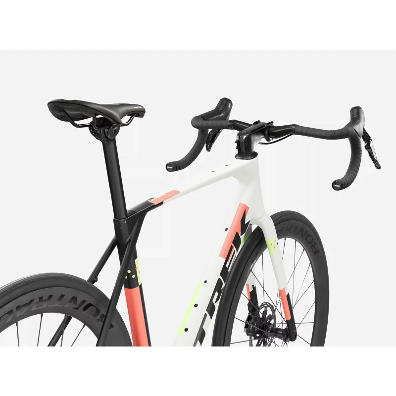 rower-szosowy-trek-domane-sl-7-axs-1x-gen-5-bialo-czarny-4.webp