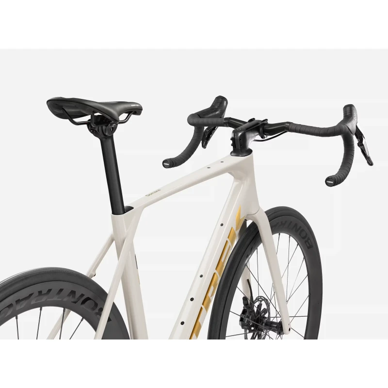 rower-szosowy-trek-domane-sl-7-axs-1x-gen-5-bialo-zloty-4.webp