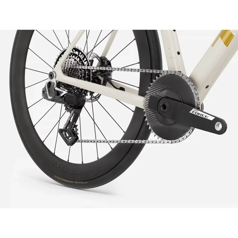 rower-szosowy-trek-domane-sl-7-axs-1x-gen-5-bialo-zloty-5.webp