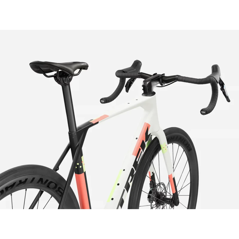 rower-szosowy-trek-domane-sl-6-axs-gen-5-bialo-czarny-4.webp