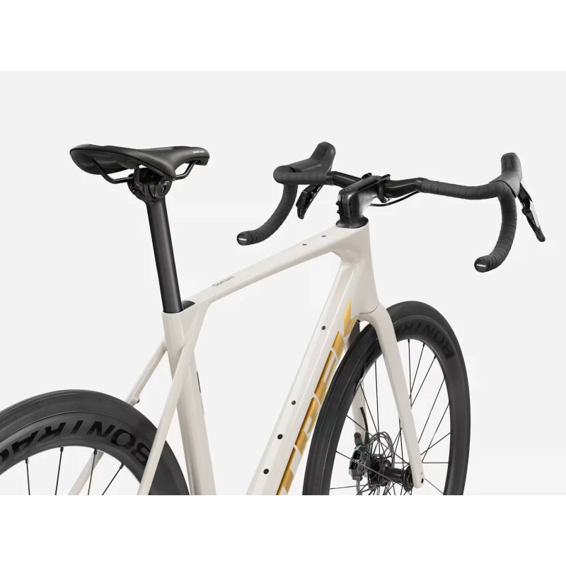 rower-szosowy-trek-domane-sl-6-axs-gen-5-bialo-zloty-4.webp