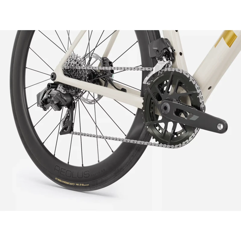 rower-szosowy-trek-domane-sl-6-axs-gen-5-bialo-zloty-5.webp