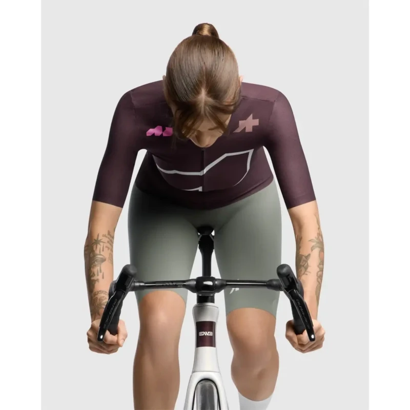koszulka-rowerowa-damska-assos-dyora-r-s11-we-are-the-a-bordowa-4.webp
