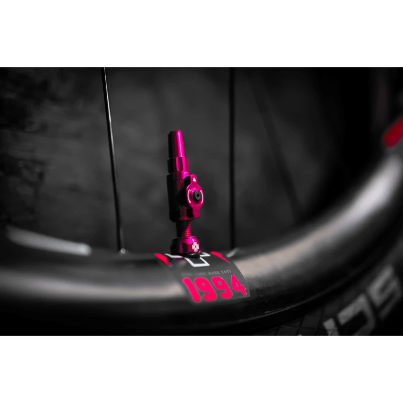 wentyle-muc-off-big-bore-lite-tubeless-60mm-czarne-2.webp