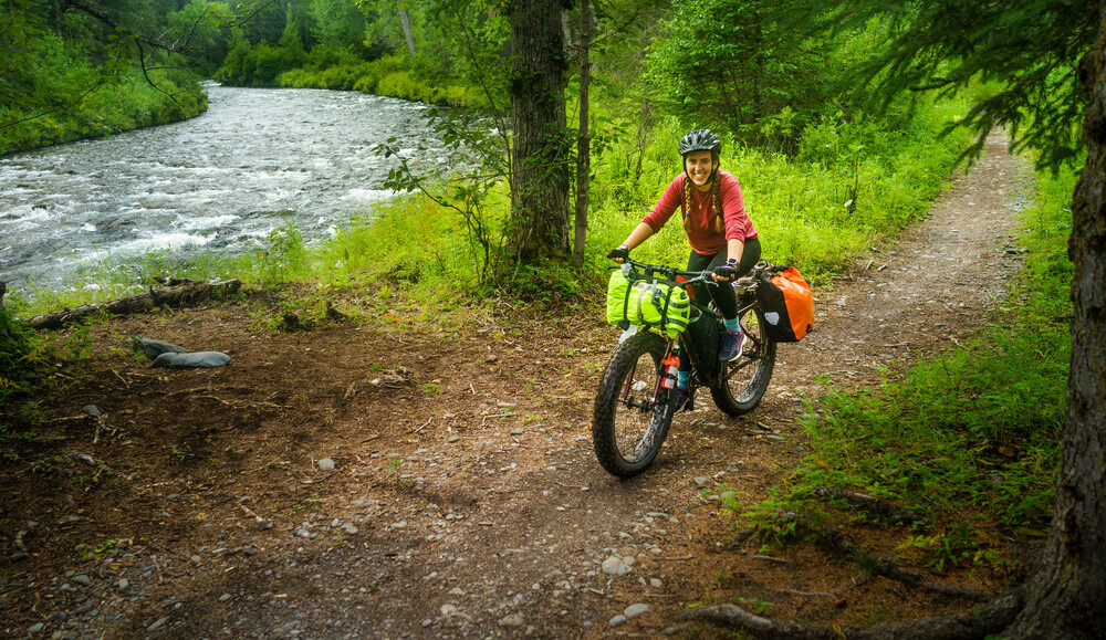 Bikepacking na weekend i urlop — co spakować na pierwszą wyprawę rowerową